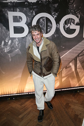Fotograf und Galerist Simon Lohmeyer bei der Fashion Show „BOGNER CELEBRATES MARIA 23“ der Herbst/Winter Kollektion 2023/2024 als Tribute für Maria Bogner’s erste Kollektion und Modenschau 1948im Hofbräuhaus am 19.01.2023 (Photo by Gisela Schober/Getty Images/PR für Bogner)